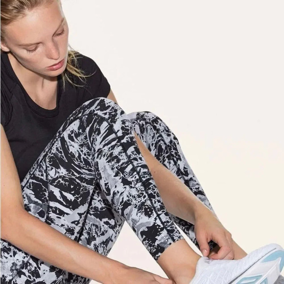 Lululemon sz 2 Fast & Free 7/8 Tight II Nulux 25"
Interlaced Starlight Black EUC - Picture 11 of 12